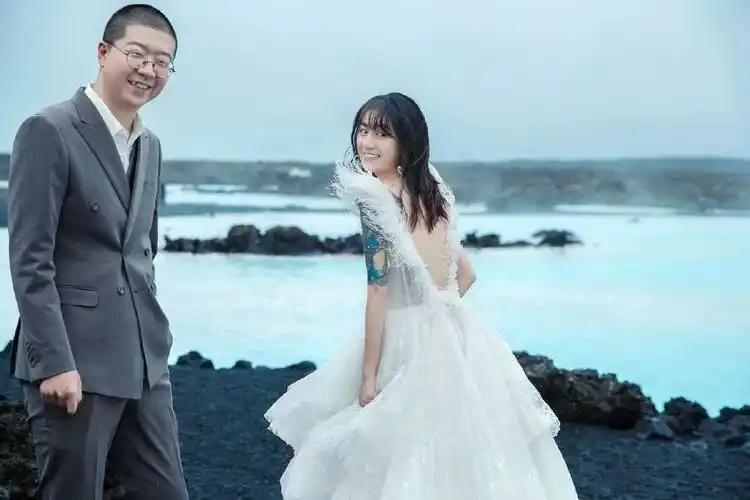 李诞与黑尾酱的婚纱照拍得这么仙!背景是p的?