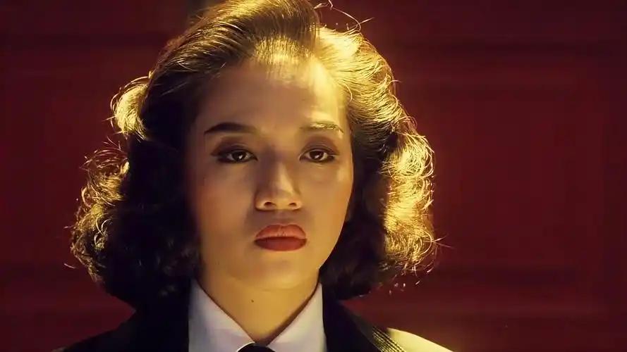 港圈中的两位大姐大,郑裕玲和梅艳芳,在当时无人不敬无人不怕