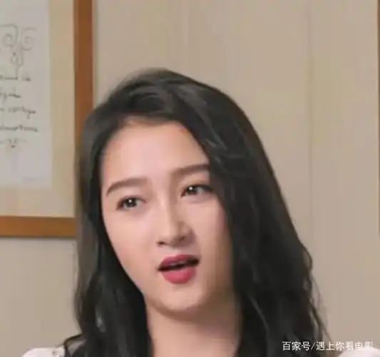 关晓彤颜值崩溃?近照中,脸肿得像馒头