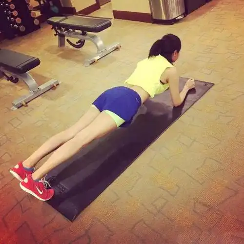 徐静蕾晒健身照 做平板支撑露出修长双腿