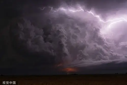 "追风者"跟踪拍摄超级雷暴 画面宛如世界末日