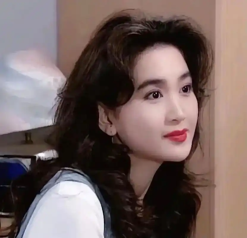 卷发红唇的温碧霞好抚媚呢!