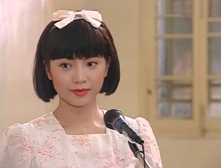 邓萃雯年轻时小萝莉的俏模样试问有谁可以抗拒