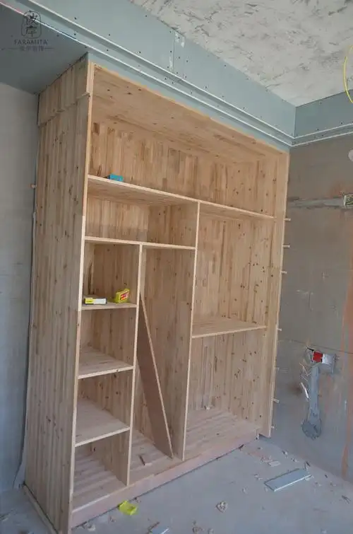 看看我们的木工师傅做的衣柜