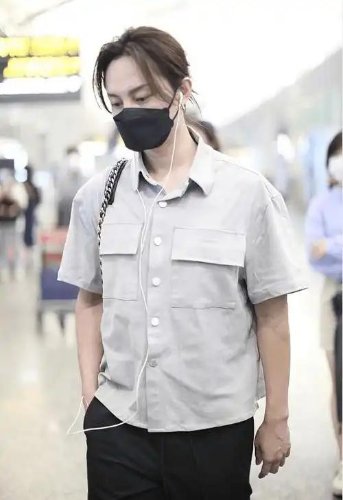 尹正走女性路线了吗但梳丸子头留八字刘海却不娘配衬衫刚好