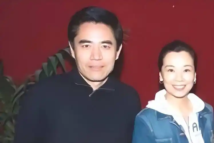 演员陈宝国:娶同学赵奎娥,结婚40年宠妻如宝,成年儿子让他犯愁_爱情