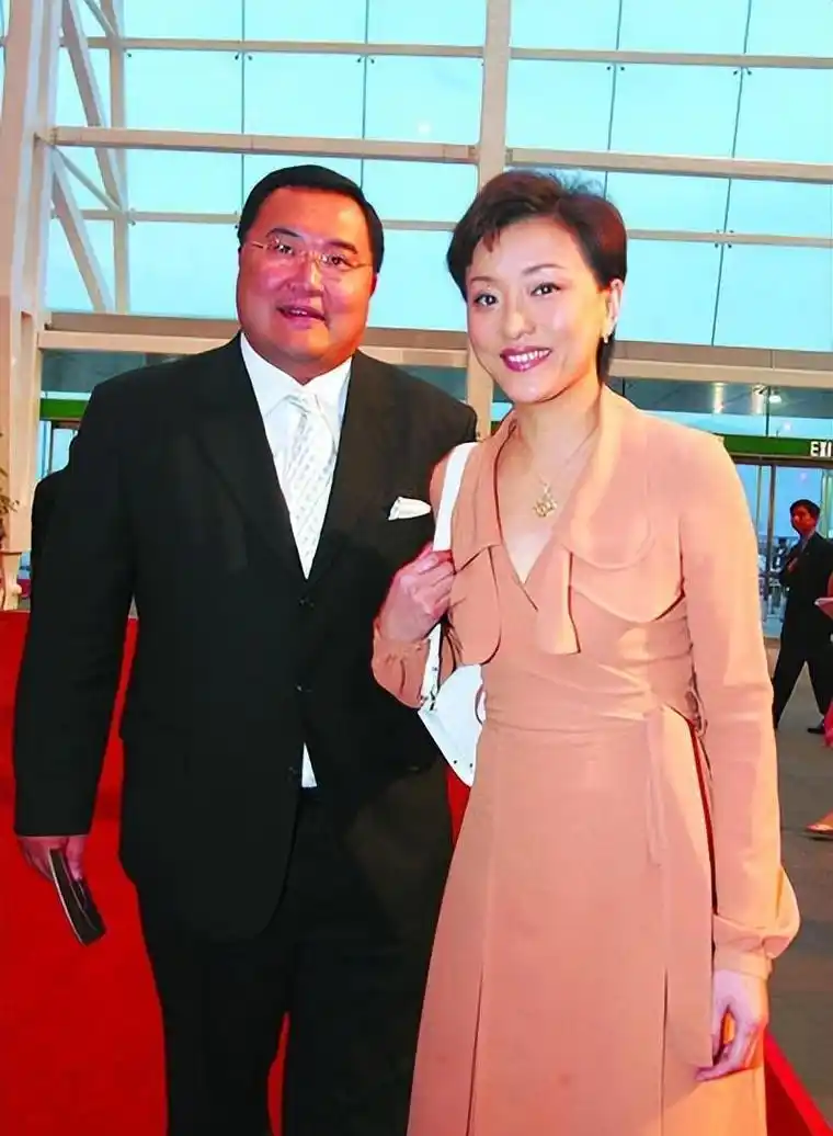 杨澜与吴征的婚姻则因为共同的兴趣和事业型的工作狂而走到了一