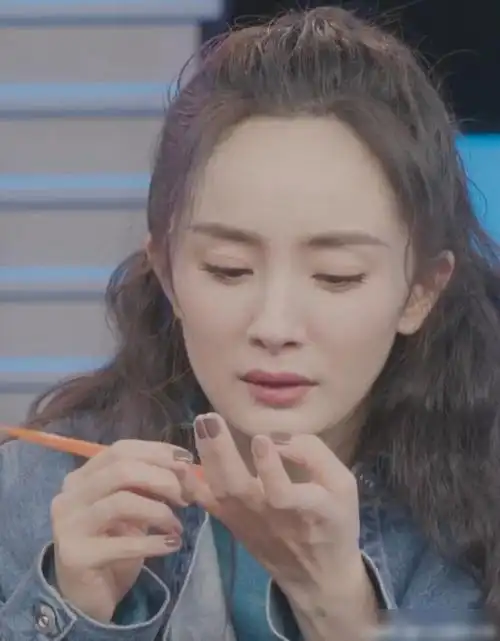 杨幂不能再瘦了做手工时镜头给手一个特写关节筋骨真有被吓到