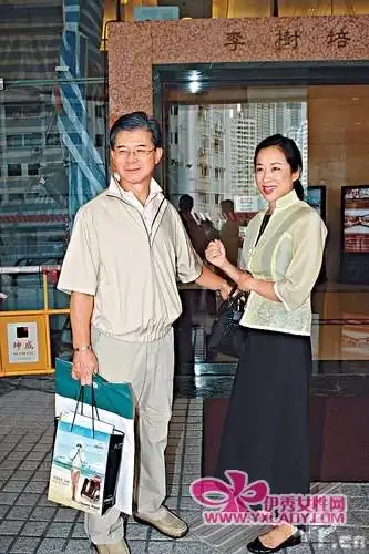 朱玲玲与夫婿罗康瑞现身养和医院