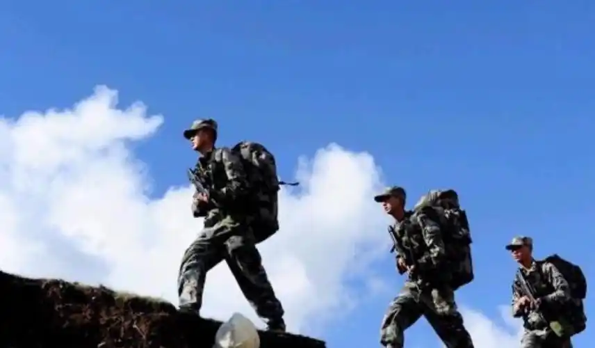 贺英奇带着年仅四岁的女儿小茶花坐在开往昆仑山巅不冻泉兵站的卡车上