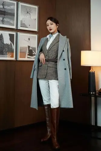 王鸥猎装英伦风气质迷人朱唇媚眼诠释不同风格