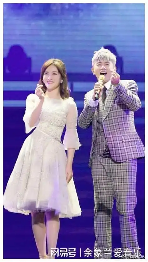 张杰谢娜带仨娃游迪士尼十指紧扣如热恋情侣3个保姆很抢镜