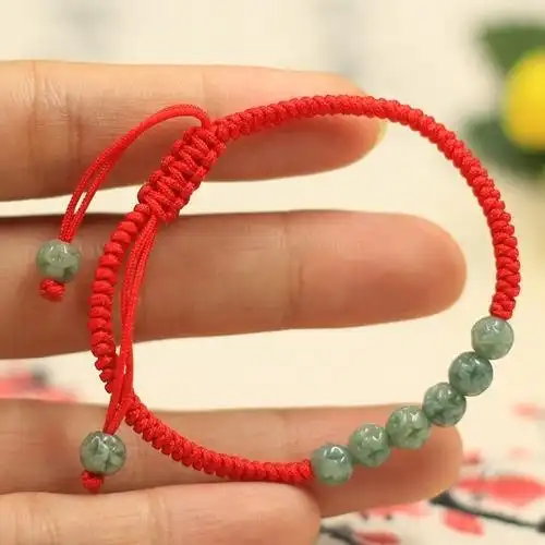 首先将金刚结手链的结尾处的线理顺,然后拿一根新绳绑在金刚结手链的