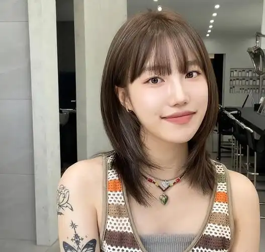 2024小脸中短发5款推荐:外翘发型修饰重点,层次线条少不了!