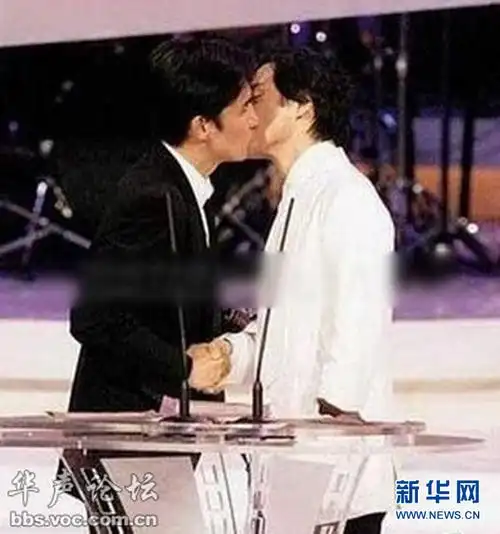 黄晓明"断背" 初吻余文乐 盘点明星男男激吻照