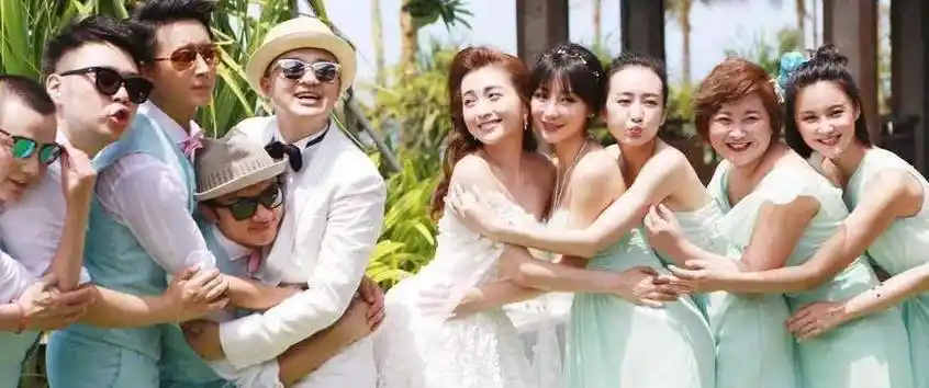 当时,随着包贝尔婚礼上伴郎们的婚闹行为,他们选择了要把柳岩扔进泳池