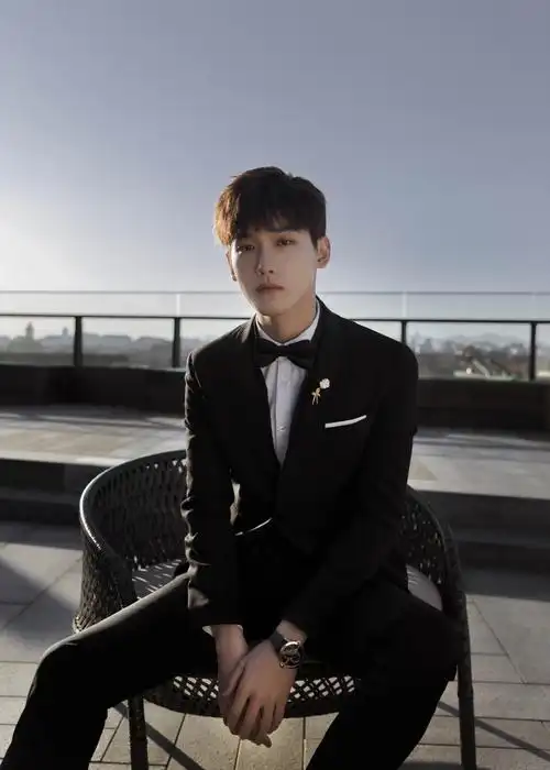 简介:邢昭林绅士风格帅气西装写真,分享一组邢昭林图片给大家,图中的