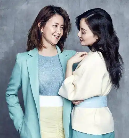 李小璐妈妈气质真好,中式衬衫配丝巾端庄典雅,比网红女儿更高级_围巾