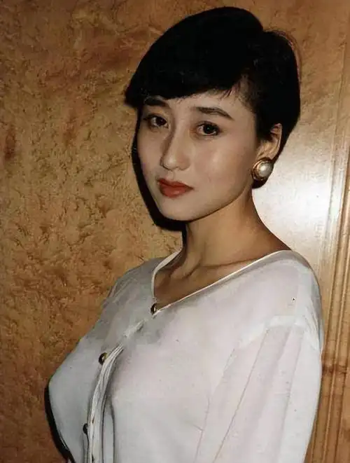 李连杰近照曝光:扎小辫,满脸黑色老年斑,和利智跪坐念经引热议|记者