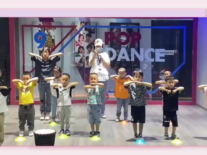 齐舞空间桃子老师