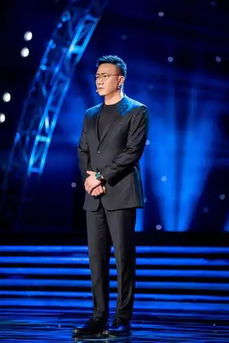 胡军亮相央视百年电影节目西装革履散发男性成熟魅力