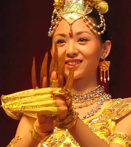 当年春晚"千手观音"聋哑人领舞,被富豪苦追8年,如今成了这样_邰丽华