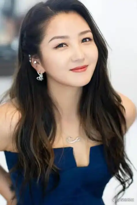 8月2日,何洁发布时尚写真,一家五口齐上阵.现场欢乐温馨.