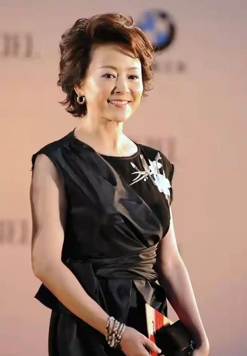 看到65岁张瑜才发现:女人上了年纪烫卷发,比想象中更洋气减龄_女性