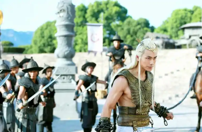 剧中,戴向宇霸道总裁气场全开,与二公主对戏时将人物的痴情表现的淋漓