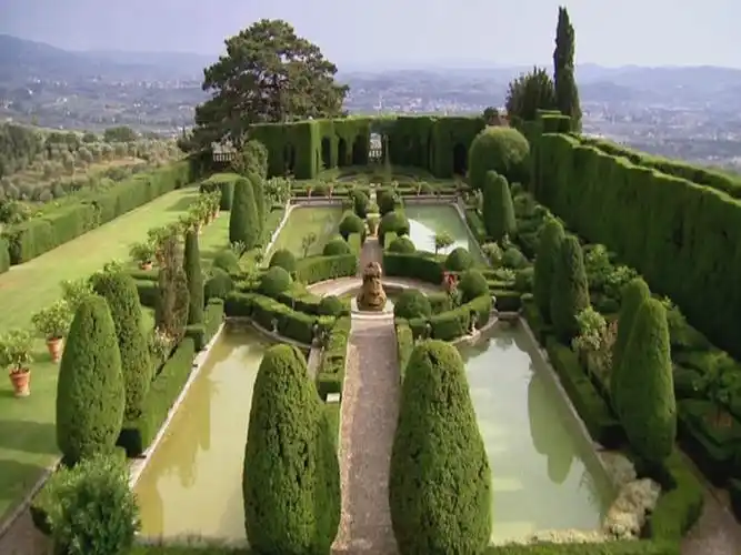 宾客们来到这首先拜访山庄,接着拜访围绕在罗马周围的文艺复兴时期的