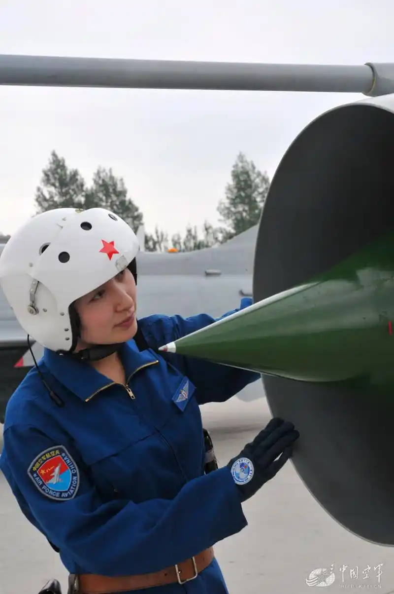 我空军首批双学士歼击机女飞行员加入战斗部队_高清图集_新浪网