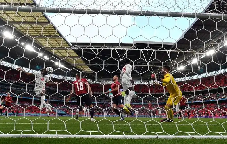 观察欧洲杯赛场上的单膝跪地和彩虹灯光足球能与政治分离吗