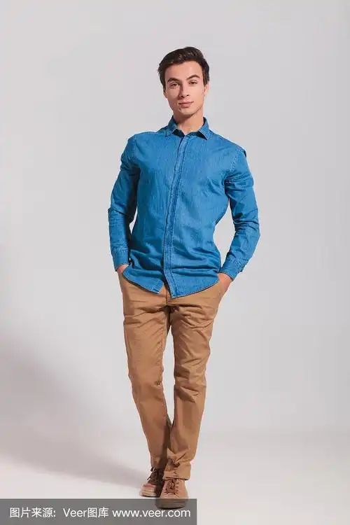 一个随意的男人站着的全身照片
