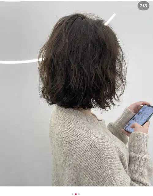 俏皮灵动,短发微卷,是青春的轻盈舞步;优