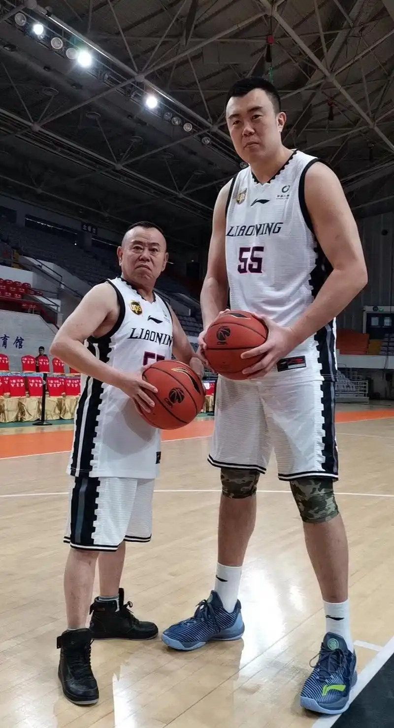 最萌身高差,韩德君与潘长江的合影火了,网友一度认为是p的!