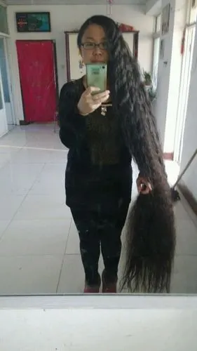 长发拖地的年轻妈妈