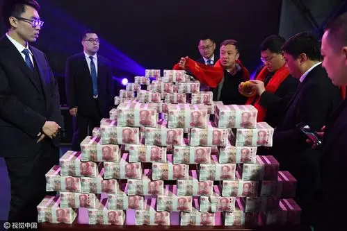 山西:土豪百元大钞堆成山