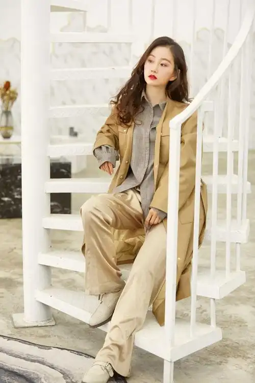 近日,在热播大剧《招摇》中饰演沈千锦的演员于潼曝光了一组早春写真