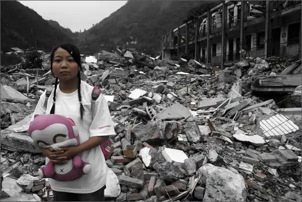 北川中学初二女生在学校废墟上