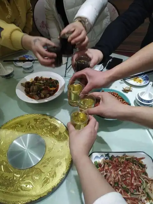 晚上和朋友们一起吃饭啦