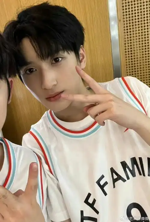 好歹让严浩翔把耶比完再按快门