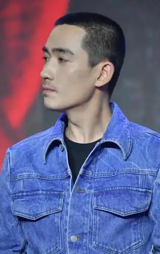 朱一龙寸头造型现身《叛逆者》发布会 又迷倒一大片迷妹
