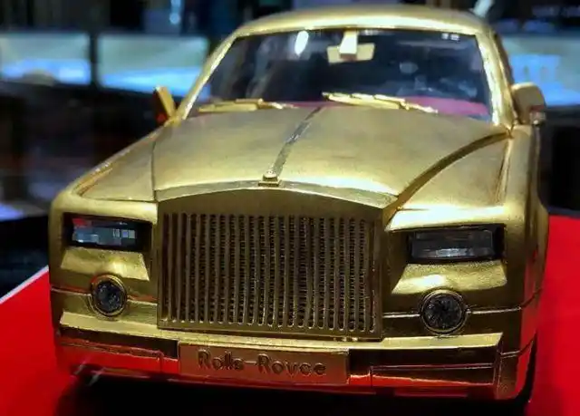 最土气的黄金劳斯莱斯,车身镀金,轮毂上5条龙,挂1号炸弹车牌