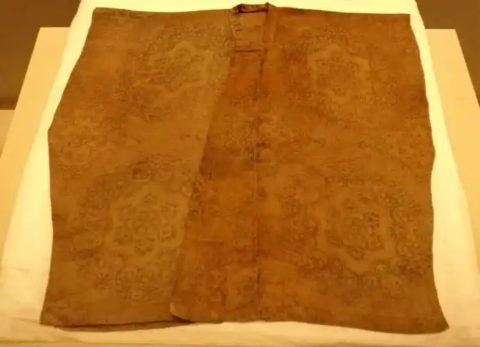 阵容更加强大,如这件成都博物馆藏"缠枝宝花团窠花卉纹锦半臂"(唐代