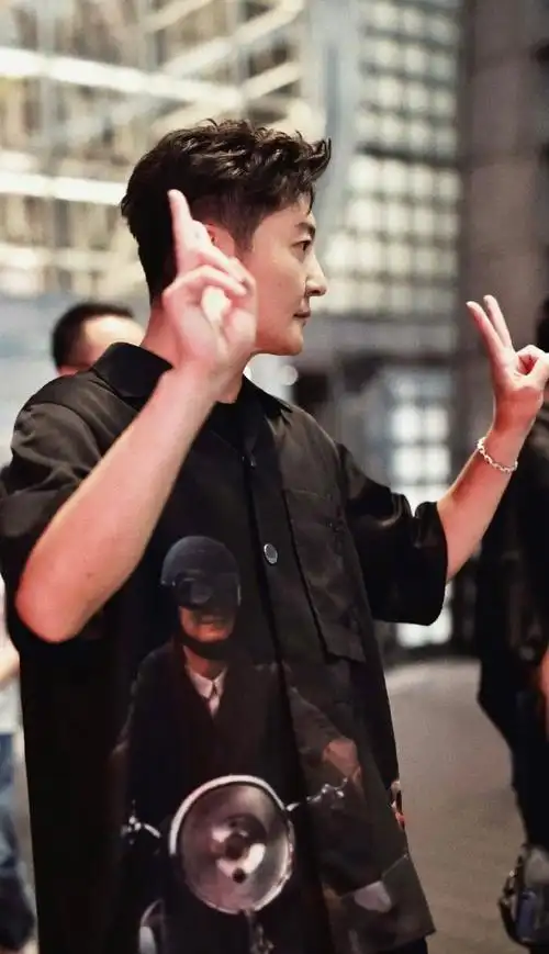 郭京飞打狂犬疫苗庆祝生日