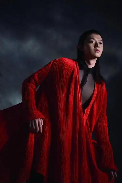 p>霍尊,1990年9月18日出生于上海,中国内地男歌手,音乐人,毕业于 a