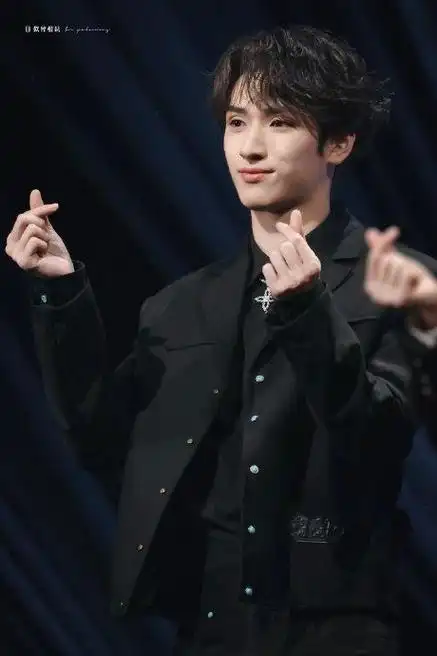 严浩翔撤回一个比心,是在认真比心的浩翔总,这身得体的西装造型