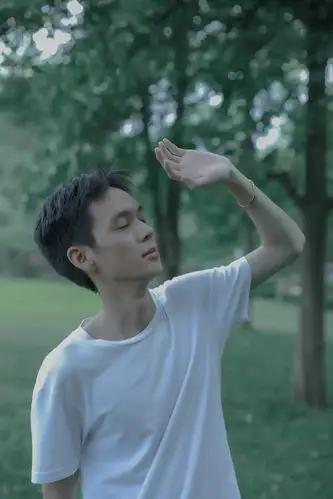 一组森系暗调男生写真