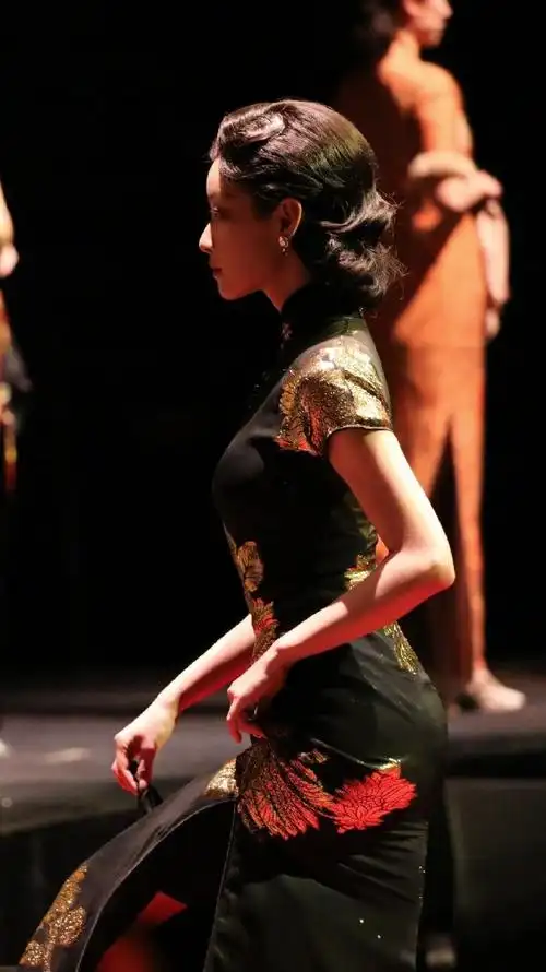 倪妮话剧《如梦之梦》造型合集,她的旗袍装真的百看不厌,复古盘发搭配