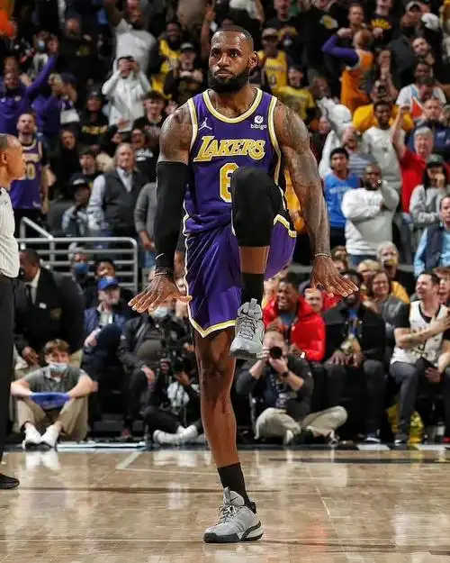 詹姆斯再现"霸王步"庆祝动作,这明显是打嗨了哪里看得出累了?